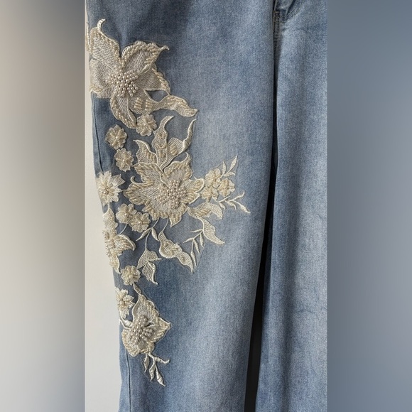 Beautiful AZI Women’s Jeans - Picture 2 of 5